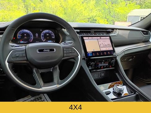 Used 2025 Jeep Grand Cherokee Limited AWD/4WD image 12