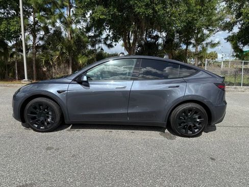 Used 2022 Tesla Model Y Long Range image 15