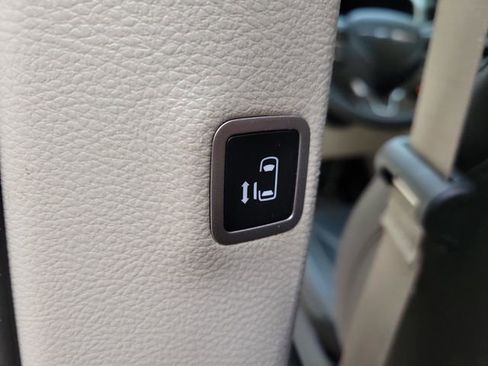 Used 2024 Chrysler Pacifica Touring-L FWD image 17
