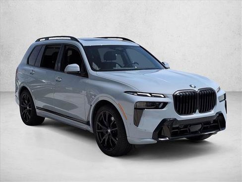 Used 2024 BMW X7 xDrive40i w/ M Sport Package AWD/4WD image 3