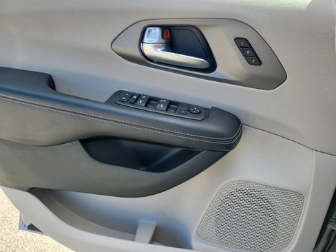 Used 2023 Chrysler Pacifica Touring-L FWD image 19