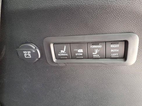 Used 2017 Chrysler Pacifica Limited w/ UConnect Theater Package FWD image 30