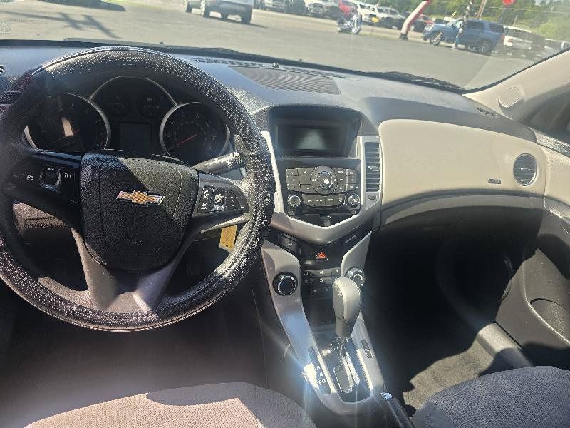 Used 2015 Chevrolet Cruze LT FWD image 3