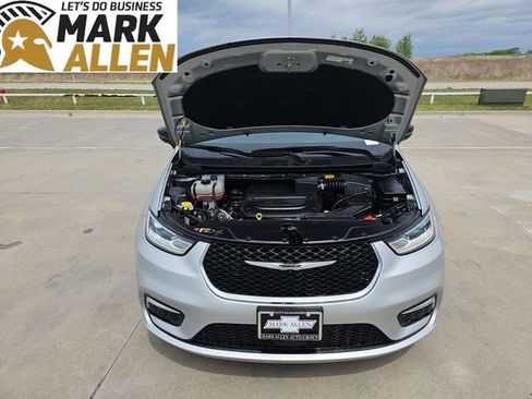 Used 2024 Chrysler Pacifica Touring-L FWD image 30