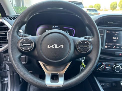 Used 2025 Kia Soul LX w/ LX Technology Package FWD image 25