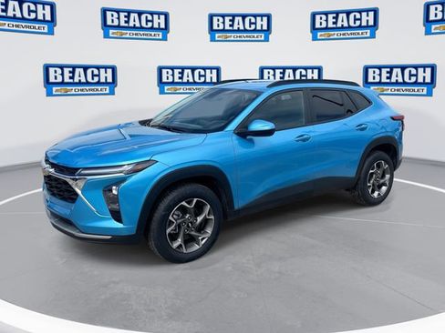 Used 2025 Chevrolet Trax LT FWD image 1