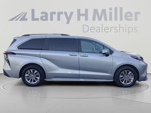 Used 2025 Toyota Sienna XLE FWD image 6