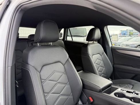 Certified 2025 Volkswagen Atlas Cross Sport SE image 19