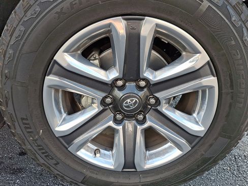 Used 2018 Toyota Tacoma Limited AWD/4WD image 8