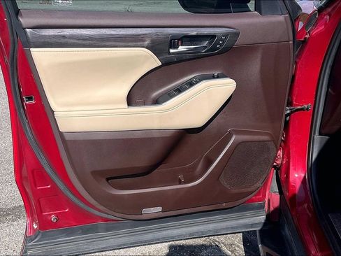 Used 2020 Toyota Highlander Limited FWD image 21