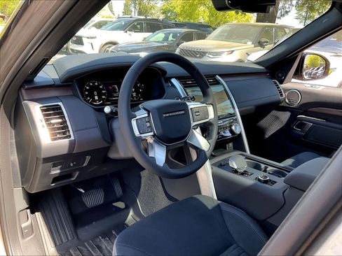 New 2025 Land Rover Discovery S image 8