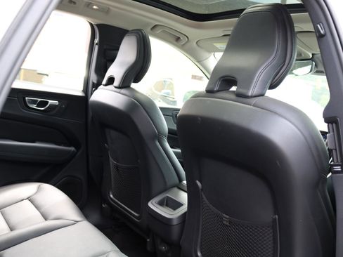 Used 2022 Volvo XC60 B5 Momentum AWD/4WD image 24