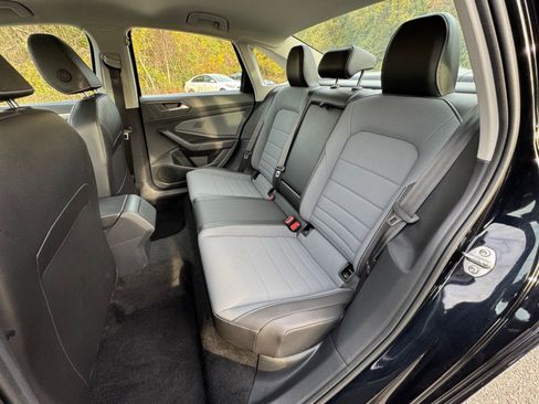 Used 2025 Volkswagen Jetta SE image 32
