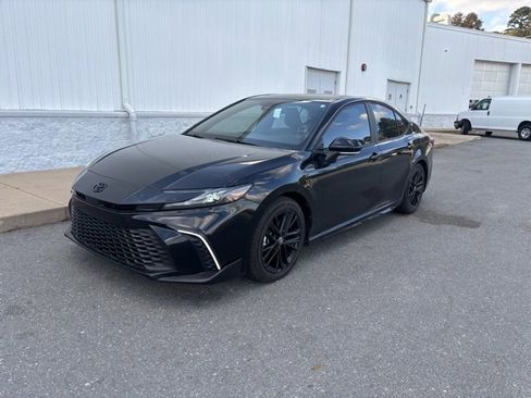 Used 2025 Toyota Camry SE image 9