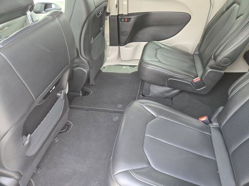 Used 2024 Chrysler Pacifica Touring-L FWD image 9