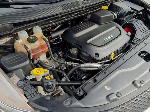 Used 2017 Chrysler Pacifica Touring-L image 37