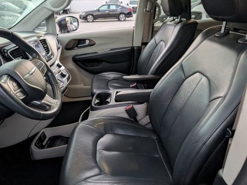 Used 2018 Chrysler Pacifica Touring-L Plus w/ Tire & Wheel Group image 5