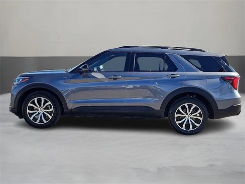 Used 2025 Ford Explorer ST-Line image 2