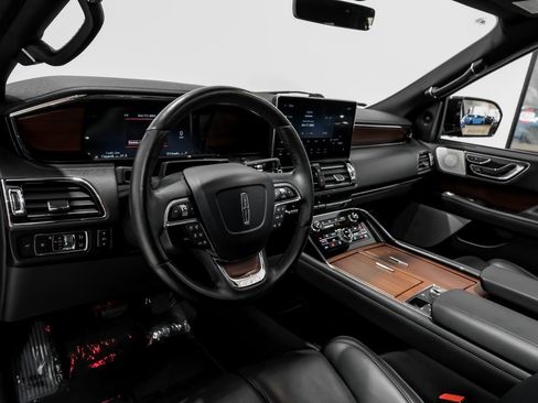 Used 2023 Lincoln Navigator Reserve image 14