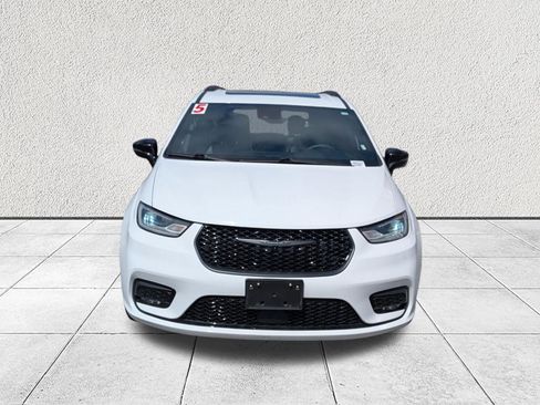 Used 2025 Chrysler Pacifica Limited image 8