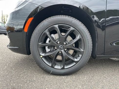 New 2026 Chrysler Pacifica Limited w/ S Appearance Package image 12