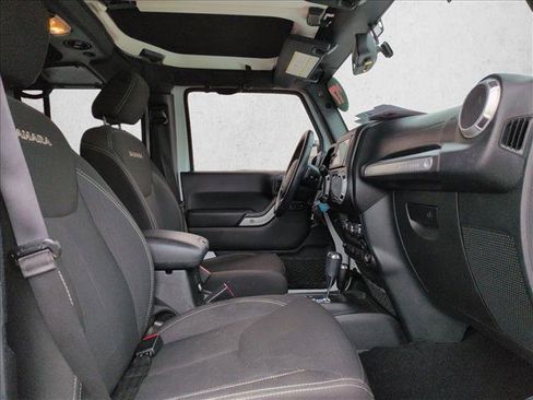 Used 2017 Jeep Wrangler Unlimited Sahara image 18