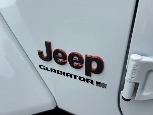 Used 2025 Jeep Gladiator Mojave AWD/4WD image 36