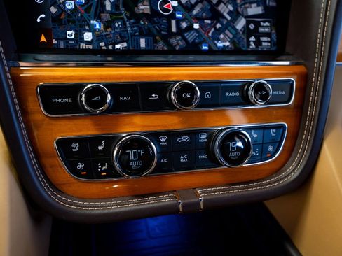 Used 2021 Bentley Bentayga AWD/4WD image 47