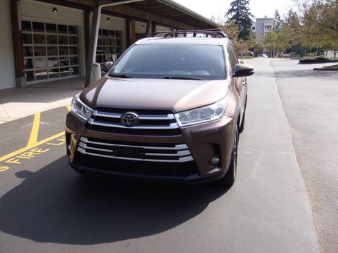 Used 2019 Toyota Highlander XLE AWD/4WD image 3