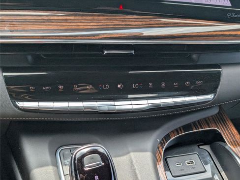 Used 2023 Cadillac Escalade Luxury AWD/4WD image 31