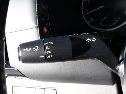 Used 2025 Nissan Pathfinder SV image 16