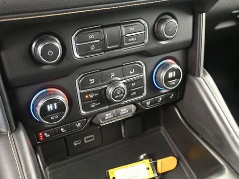 Used 2023 Chevrolet Suburban Premier image 29