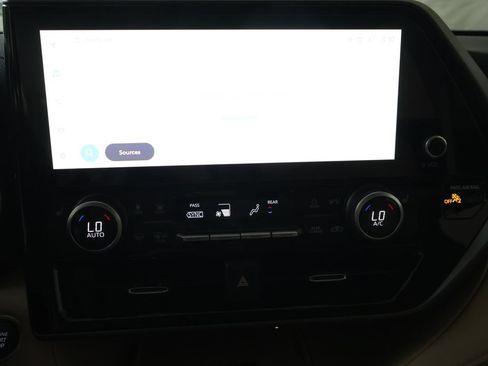 Used 2025 Toyota Highlander XLE FWD image 24
