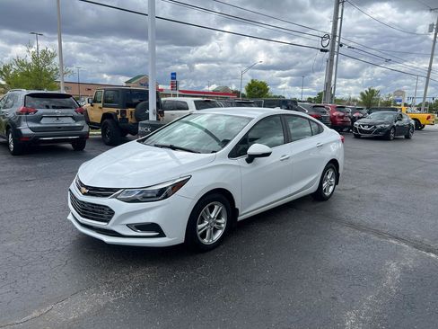 Used 2018 Chevrolet Cruze LT w/ Convenience Package FWD image 2