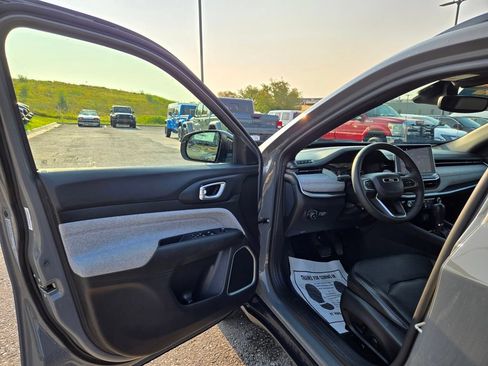 Used 2023 Jeep Compass Latitude AWD/4WD image 11