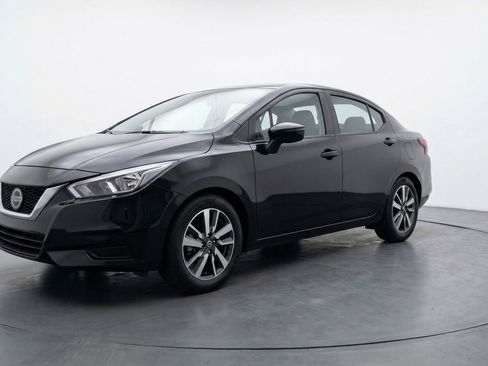 Used 2025 Nissan Versa SV image 3