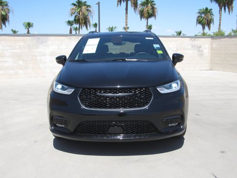 Used 2025 Chrysler Pacifica Limited FWD image 3