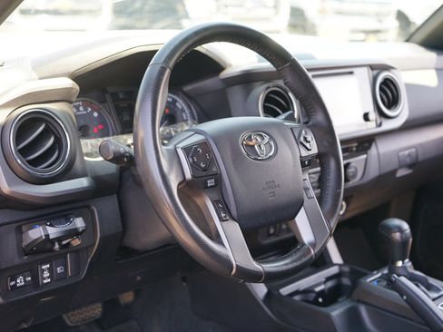 Used 2019 Toyota Tacoma TRD Off-Road AWD/4WD image 9