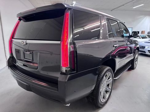 Used 2017 Cadillac Escalade Luxury RWD image 3