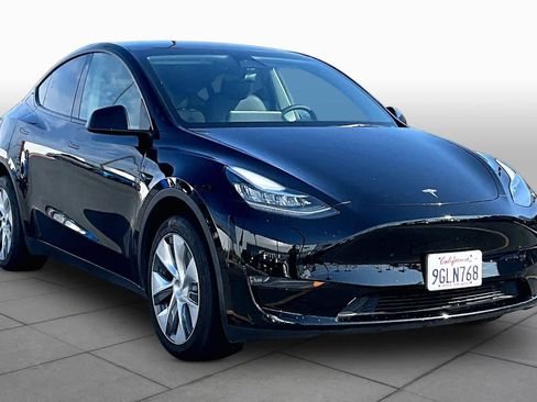 Used 2023 Tesla Model Y AWD image 2