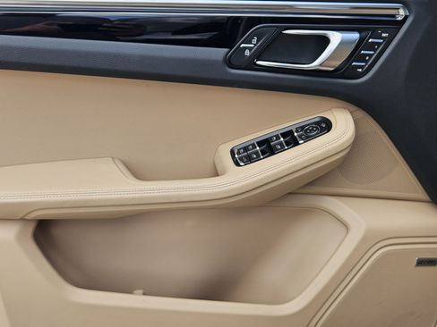 Certified 2026 Porsche Macan AWD/4WD image 22