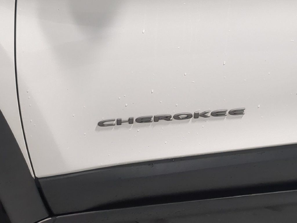 Used 2020 Jeep Cherokee Trailhawk w/ Cold Weather Group AWD/4WD image 16