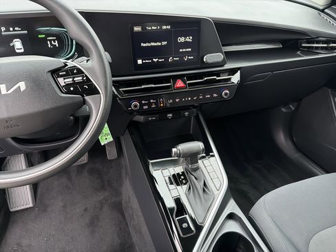 Used 2023 Kia Niro LX image 28
