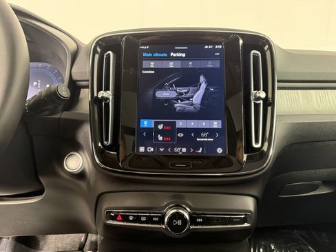 Used 2025 Volvo XC40 B5 Plus image 21