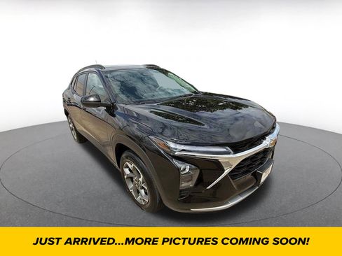 Used 2025 Chevrolet Trax LT image 1