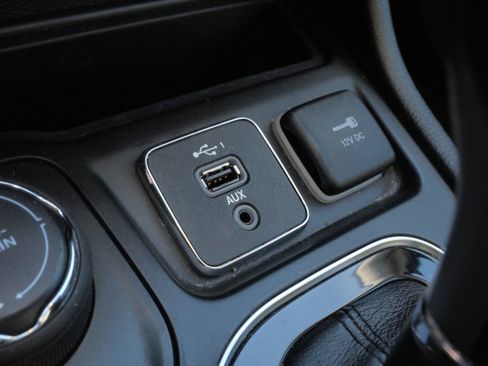 Used 2019 Jeep Cherokee Limited AWD/4WD image 33