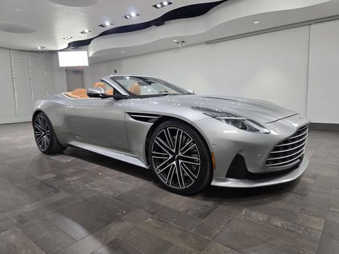 Used 2025 Aston Martin DB12 Convertible image 1