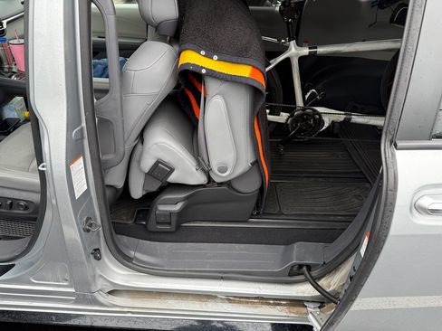 Used 2024 Toyota Sienna Limited FWD image 7