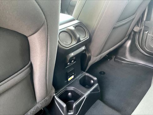 Used 2023 Jeep Wrangler Unlimited Sahara AWD/4WD image 10