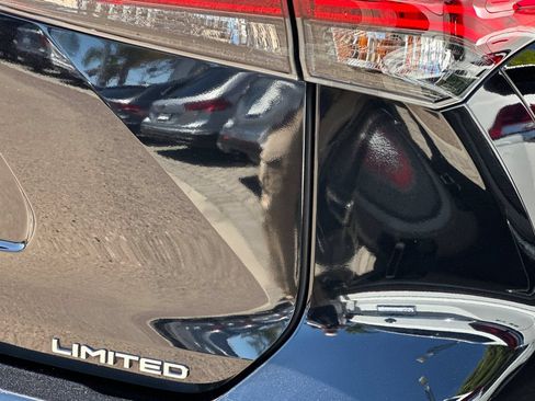 Used 2020 Toyota Highlander Limited FWD image 28